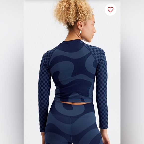 Fabletics Seamless Long-Sleeve Crop Top - NWT - Picture 2 of 3